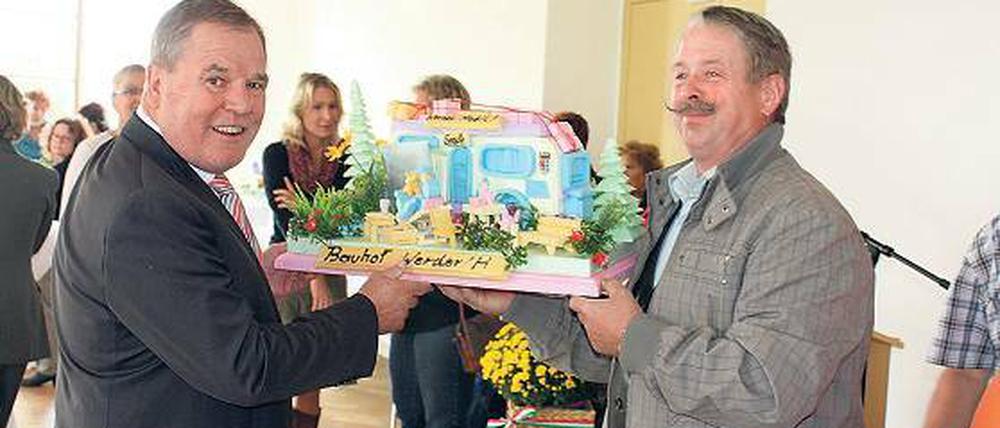 Zeit zum Reisen. Kollegen schenken Große das Modell eines Wohnmobils.