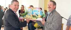 Zeit zum Reisen. Kollegen schenken Große das Modell eines Wohnmobils.