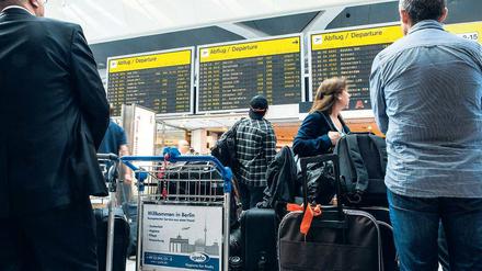 Geduld, Geduld, Geduld. Eine Bombenentschärfung legte in Tegel den Flugverkehr lahm, knapp 40 Flüge wurden gestrichen. In Schönefeld war Nebel die Ursache für stundenlanges Nichts-geht-mehr. Am heutigen Donnerstag wird die nächste Bombe entschärft.