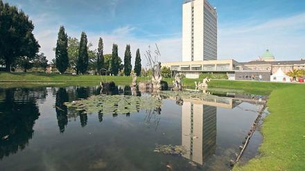 Vergangenheit und Zukunft. Das Hotelhochhaus steht in der historischen Sichtachse zwischen Neptunbassin, Schloss und Nikolaikirche. Wie der Lustgarten künftig aussehen könnte, soll ein Werkstattverfahren klären.