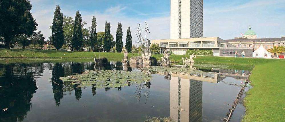 Vergangenheit und Zukunft. Das Hotelhochhaus steht in der historischen Sichtachse zwischen Neptunbassin, Schloss und Nikolaikirche. Wie der Lustgarten künftig aussehen könnte, soll ein Werkstattverfahren klären.