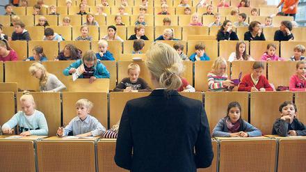 Junge Zuhörer: Wirtschaftswissenschaftlerin Katharina Hölzle doziert vor den Teilnehmern der 11. Kinder-Uni in einem Hörsaal am Campus in Golm.