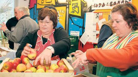 Zugreifen. Trotz großem Ansturm versucht die Tafel, genug Essen zu bieten.