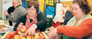 Zugreifen. Trotz großem Ansturm versucht die Tafel, genug Essen zu bieten.
