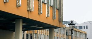 Ausgedient? Eigentlich sollte das Gebäude der Fachhochschule am Alten Markt schon vor zwei Jahren abgerissen werden. Weil es noch keine neuen Räume gab, verzögerte sich der Auszug. Nun bietet die Stadt vorübergehenden Ersatz an, weil ihr sonst ein dickes Geschäft entgeht.