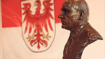 Abguss. Die Braun-Büste ist eine Replik, das Original steht in Berlin.