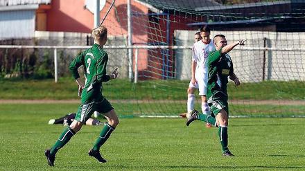 So wird’s gemacht. Rico Eichstädt (r.) jubelt über sein Führungstor gegen Seelow, dass der Stürmer des Werderaner FC nach schöner Einzelleistung erzielt hat. Teamkollege Marcel Huth eilt zur Gratulation.
