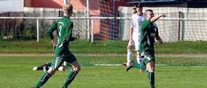 So wird’s gemacht. Rico Eichstädt (r.) jubelt über sein Führungstor gegen Seelow, dass der Stürmer des Werderaner FC nach schöner Einzelleistung erzielt hat. Teamkollege Marcel Huth eilt zur Gratulation.
