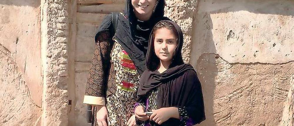 Eine Zukunft bieten. Julka Jantz mit einem Mädchen auf dem Campus der verwaltungswissenschaftlichen Fakultät im afghanischen Jalalabad.