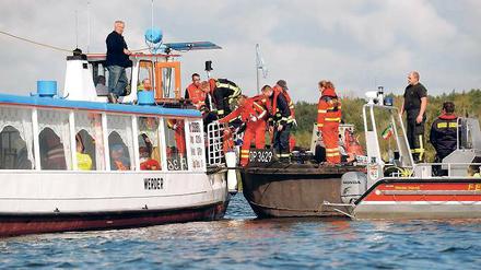 Gefährliche Begegnung. Auf der Havel wurde die Kollision eines Schubverbandes mit einem Passagierschiff simuliert, das brennende Schiff strandet auf einer Sandbank.