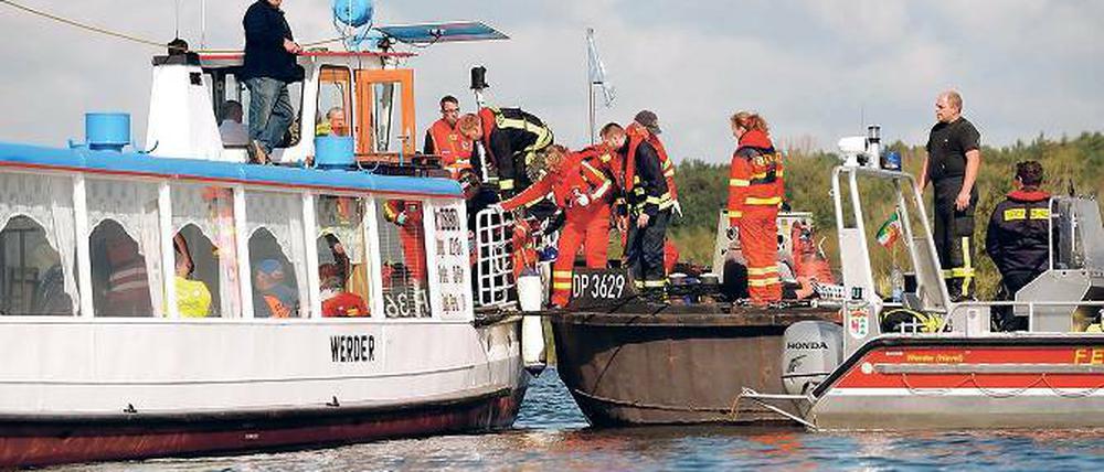 Gefährliche Begegnung. Auf der Havel wurde die Kollision eines Schubverbandes mit einem Passagierschiff simuliert, das brennende Schiff strandet auf einer Sandbank.
