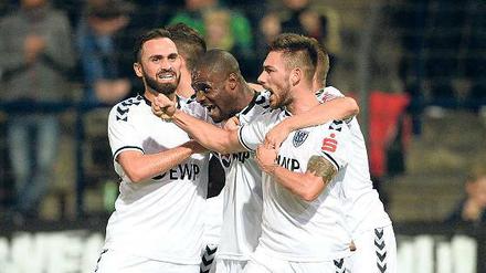 Jubeln mit „Tata“. Babelsbergs Stürmer Rafael Makangu (Mitte), Spitzname „Tata“, traf vor zwei Wochen gegen Jena zum 1:0. Es war sein drittes Saisontor. Mit ihm freuen sich Bilal Cubukcu (l.) und Maximilian Zimmer (r.). Am Ende stand es 2:2.