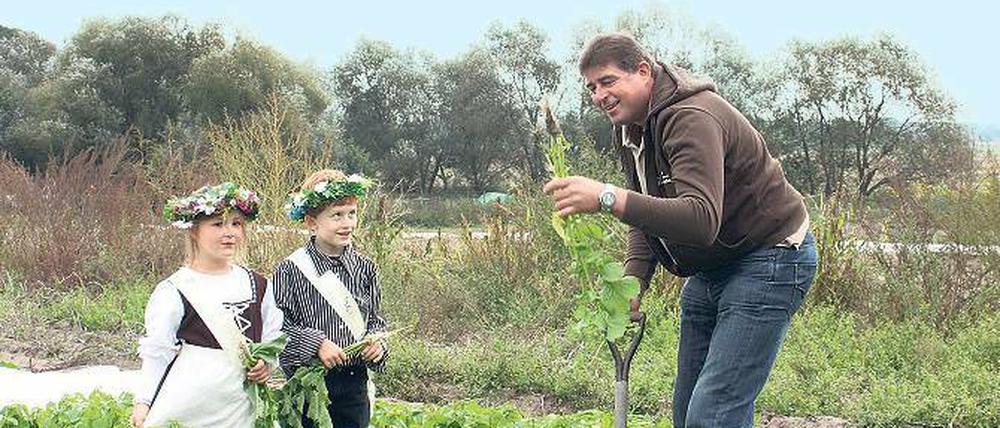 Erntestart in Ruhlsdorf. Bauer Uwe Schäreke mit Pauline und Justus.