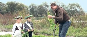 Erntestart in Ruhlsdorf. Bauer Uwe Schäreke mit Pauline und Justus.