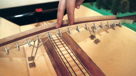 Fingerspiele. Die geplante Brücke über die Bahnstrecke im Mini-Format.
