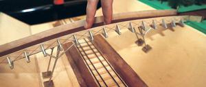 Fingerspiele. Die geplante Brücke über die Bahnstrecke im Mini-Format.