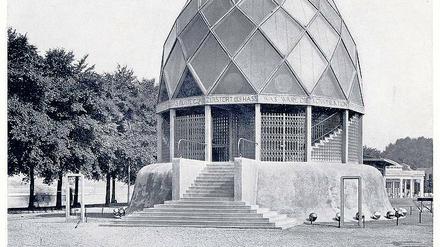 Spargelspitze. Bruno Tauts Glashaus in Köln, errichtet allein aus Glas, Eisen und Beton.
