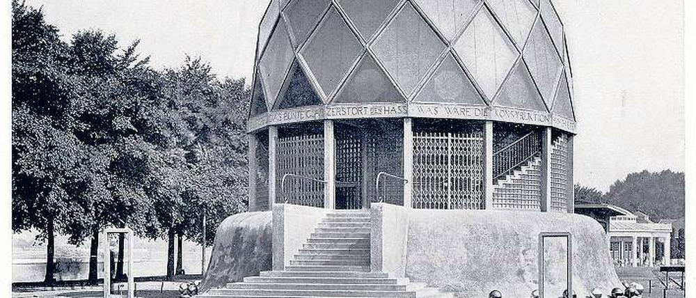 Spargelspitze. Bruno Tauts Glashaus in Köln, errichtet allein aus Glas, Eisen und Beton.