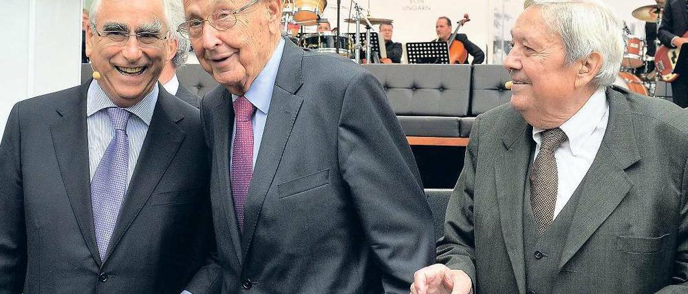 In alter Vertrautheit. Der frühere Bundesfinanzminister Theo Waigel (CSU), der frühere Außenminister Hans-Dietrich Genscher (FDP) und der frühere Staatsminister Ungarns, Imre Pozsgay, erinnern sich in der Villa Schöningen an den 25. Jahrestag der Grenzöffnung.