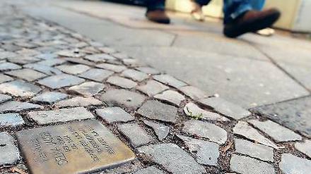 Im Vorbeigehen. Die Stolpersteine fallen im Stadtbild nur minimal auf.