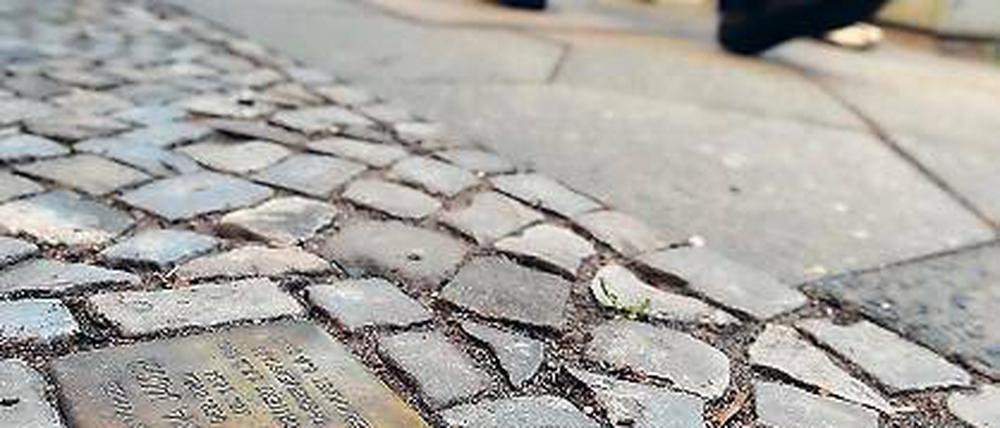 Im Vorbeigehen. Die Stolpersteine fallen im Stadtbild nur minimal auf.