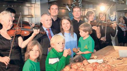 Backen mit Musik. Während das Potsdamer Sinfonieorchester Collegium musicum Barock spielte, durften Bäcker und Kinder an den Teig.