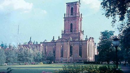 Streitobjekt. Diese Aufnahme von 1955 zeigt die Ruine des bereits im Zweiten Weltkrieg zerstörten Barockbaus. 13 Jahre später wurden die Reste gesprengt. Gegner und Befürworter streiten seit Jahren erbittert über den geplanten Wiederaufbau.