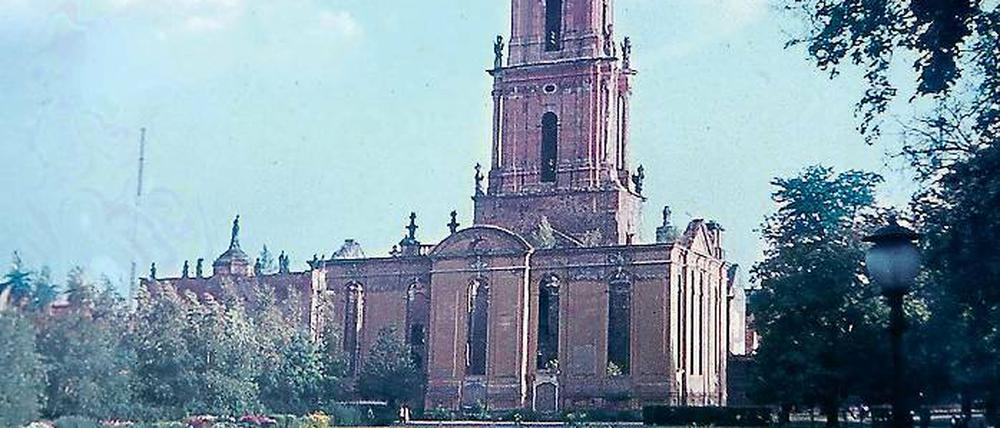 Streitobjekt. Diese Aufnahme von 1955 zeigt die Ruine des bereits im Zweiten Weltkrieg zerstörten Barockbaus. 13 Jahre später wurden die Reste gesprengt. Gegner und Befürworter streiten seit Jahren erbittert über den geplanten Wiederaufbau.