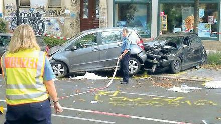 Heftiger Knall. Die Polizei sicherte penibel alle Unfallspuren.
