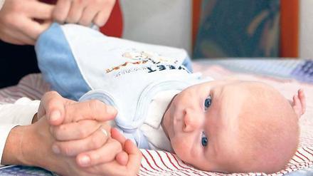 Begleitung für die ersten Lebensmonate. Familienhebammen werden speziell für die Unterstützung von jungen Familien mit besonderen Bedürfnissen ausgebildet. Sie begleiten beispielsweise Mütter, die drogen- oder alkoholsüchtig sind, eine Behinderung haben oder an einer psychischen Krankheit leiden, bis zu einem Jahr lang.