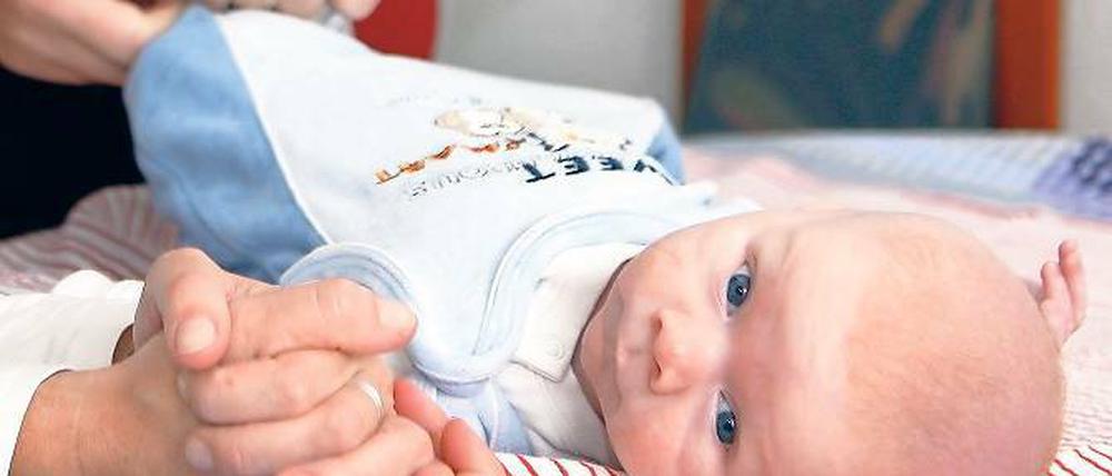 Begleitung für die ersten Lebensmonate. Familienhebammen werden speziell für die Unterstützung von jungen Familien mit besonderen Bedürfnissen ausgebildet. Sie begleiten beispielsweise Mütter, die drogen- oder alkoholsüchtig sind, eine Behinderung haben oder an einer psychischen Krankheit leiden, bis zu einem Jahr lang.