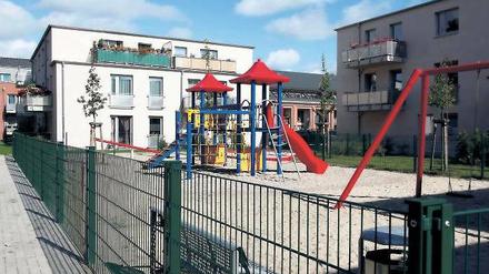 Hinter Gittern. Der Streit um diesen privaten Spielplatz in der Schlegelstraße machte im Sommer bundesweit Schlagzeilen. Potsdams SPD will nun erreichen, dass die von Investoren laut der städtischen Spielplatzsatzung verlangten Spielplätze auch frei zugänglich sein müssen.