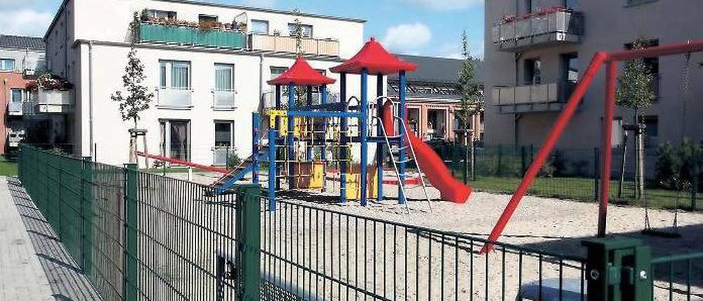 Hinter Gittern. Der Streit um diesen privaten Spielplatz in der Schlegelstraße machte im Sommer bundesweit Schlagzeilen. Potsdams SPD will nun erreichen, dass die von Investoren laut der städtischen Spielplatzsatzung verlangten Spielplätze auch frei zugänglich sein müssen.