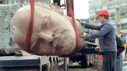 Alter Granitschädel. 1991 wurde das ehemalige Lenindenkmal in Berlin abgerissen. Heute liegt es, in 129 Einzelteile aufgespaltet, unter der Seddiner Heide. Die Frage ist bloß, wo genau.