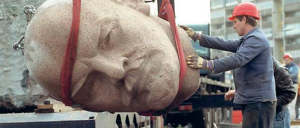 Alter Granitschädel. 1991 wurde das ehemalige Lenindenkmal in Berlin abgerissen. Heute liegt es, in 129 Einzelteile aufgespaltet, unter der Seddiner Heide. Die Frage ist bloß, wo genau.