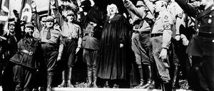Pfarrer mit Hitlergruß. Die Deutschen Christen, hier Landesbischof Ludwig Müller bei der „Nationalsynode“ 1933 in Wittenberg, traten für eine gleichgeschaltete Reichskirche ein. Die Bekennende Kirche hingegen wehrte sich gegen den Einfluss des Naziregimes.
