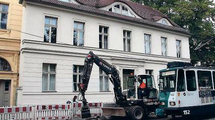 Erschütternd. Alle paar Minuten fährt eine tonnenschwere Tram an dem Haus in der Friedrich-Ebert-Straße vorbei. Das stand dort schon 100 Jahre, bevor die Gleise verlegt wurden. Nun setzt auch die Baustelle vor der Tür dem Gemäuer zu.