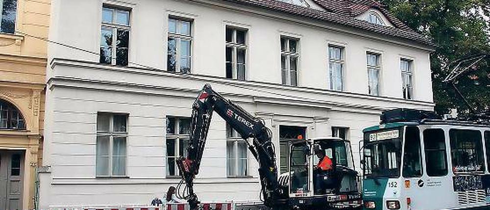 Erschütternd. Alle paar Minuten fährt eine tonnenschwere Tram an dem Haus in der Friedrich-Ebert-Straße vorbei. Das stand dort schon 100 Jahre, bevor die Gleise verlegt wurden. Nun setzt auch die Baustelle vor der Tür dem Gemäuer zu.