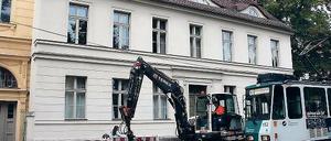 Erschütternd. Alle paar Minuten fährt eine tonnenschwere Tram an dem Haus in der Friedrich-Ebert-Straße vorbei. Das stand dort schon 100 Jahre, bevor die Gleise verlegt wurden. Nun setzt auch die Baustelle vor der Tür dem Gemäuer zu.