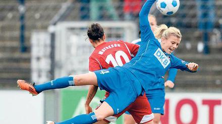Die werden keine Freundinnen. Zumindest auf dem Fußballplatz kannten die Frankfurterin Dzsenifer Marozsan (li.) und Potsdams Johanna Elsig kein Pardon, als sie sich im vergangenen Juni gegenüberstanden. Auch am Sonntag wird der Klassiker kein Freundschaftsspiel.