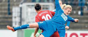Die werden keine Freundinnen. Zumindest auf dem Fußballplatz kannten die Frankfurterin Dzsenifer Marozsan (li.) und Potsdams Johanna Elsig kein Pardon, als sie sich im vergangenen Juni gegenüberstanden. Auch am Sonntag wird der Klassiker kein Freundschaftsspiel.