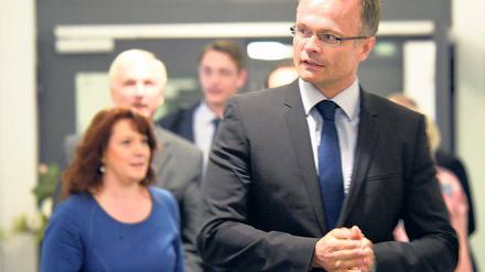 Endlich in der Staatskanzlei. CDU-Landeschef Micheal Schierack auf dem Weg zum Sondierungsgespräch mit der SPD.