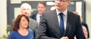 Endlich in der Staatskanzlei. CDU-Landeschef Micheal Schierack auf dem Weg zum Sondierungsgespräch mit der SPD.