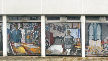 DDR-Kunst. Das Mosaik „Der Mensch bezwingt den Kosmos“ erstreckt sich über drei Seiten des Rechenzentrums an der Breiten Straße und stellt ausgehend von einem Marx-Zitat in 18 Bildern den Aufbruch der sozialistischen Gesellschaft ins All dar. Das Rechenzentrum soll Ende 2017 abgerissen werden. Nun wird diskutiert, ob und wie das Glasmosaik am Standort erhalten werden kann.