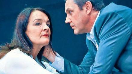 Wie gut können wir uns überhaupt kennen? Das müssen sich Alice Harper (Andrea Thelemann) und ihr Ehemann Patrick (Jon-Kaare Koppe) in „Zorn“ immer wieder fragen.