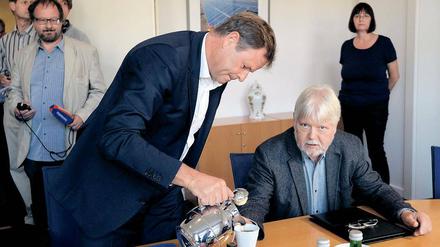 Rollenspiel? Wer ist Koch, wer ist Kellner? Linke-Landeschef Christian Görke und Justizminister Helmuth Markov.