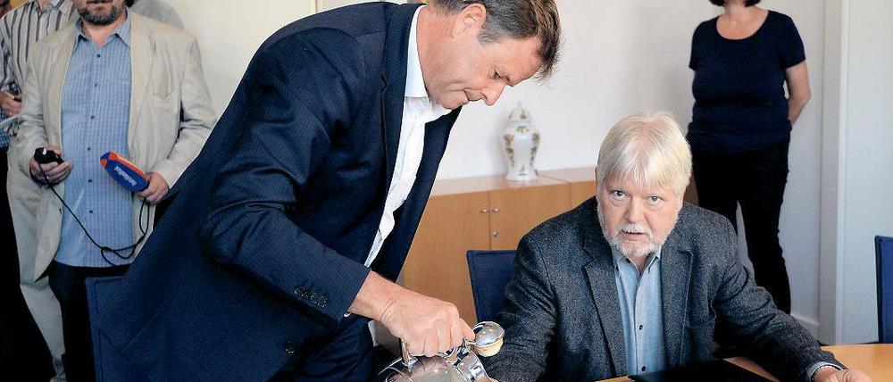 Rollenspiel? Wer ist Koch, wer ist Kellner? Linke-Landeschef Christian Görke und Justizminister Helmuth Markov.