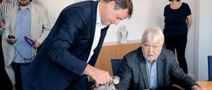 Rollenspiel? Wer ist Koch, wer ist Kellner? Linke-Landeschef Christian Görke und Justizminister Helmuth Markov.