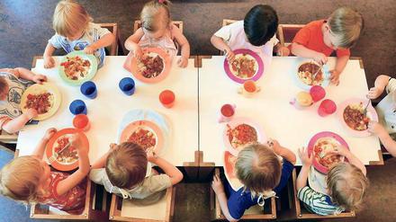 Was lange währt... Gut zwei Jahre ist es her, dass der französische Caterer aufgrund eines Skandals mit seinem Essen in die Kritik geraten ist. Seither wird in Michendorf über Alternativen zum bisherigen Lieferanten diskutiert. Jetzt soll es konkret werden, die Verwaltung hofft mittels einer Ausschreibung, eine eigene Schulküche im Ort zu bekommen.
