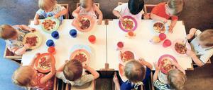 Was lange währt... Gut zwei Jahre ist es her, dass der französische Caterer aufgrund eines Skandals mit seinem Essen in die Kritik geraten ist. Seither wird in Michendorf über Alternativen zum bisherigen Lieferanten diskutiert. Jetzt soll es konkret werden, die Verwaltung hofft mittels einer Ausschreibung, eine eigene Schulküche im Ort zu bekommen.